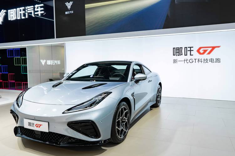 深圳57哪吒汽车在智能汽车领域的表现，领途汽车在新能源汽车市场中的影响力